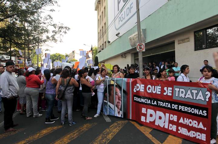 Afuera de la PGJDF, un grupo de mujeres activistas lanza consignas en contra de las prácticas del político priístas.  (El Universal)
