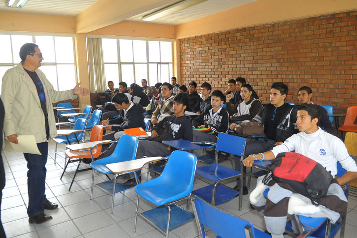 Clases. Grupo de alumnos frente a maestro, en un aula de clases, en la escuela de Ciencias Biológicas del Cbtis 156.
