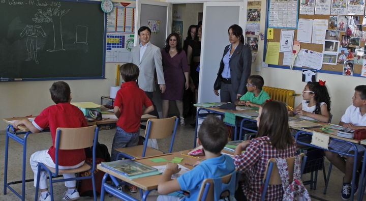 Maestros. En la imagen se aprecian algunos maestros mientras ingresan a un aula de clase de un colegio público. 