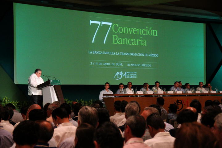 Agustín Carstens dijo que será hasta mayo cuando este instituto revise su perspectiva de crecimiento económico de México para 2014. (EFE)