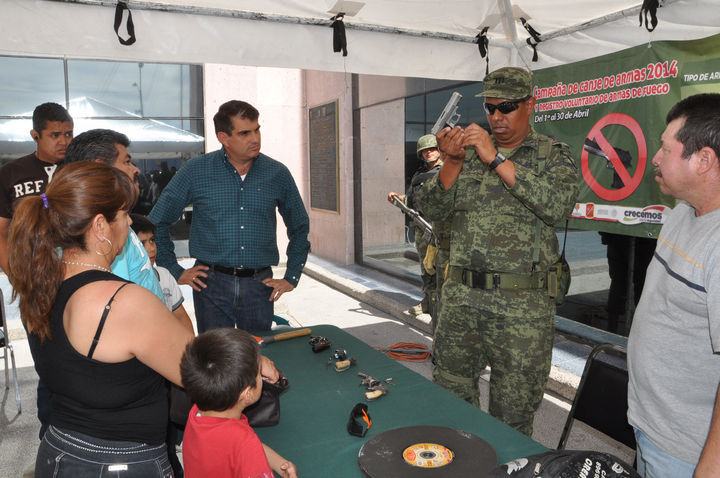Canje. A cambio de las armas, dan dinero. 