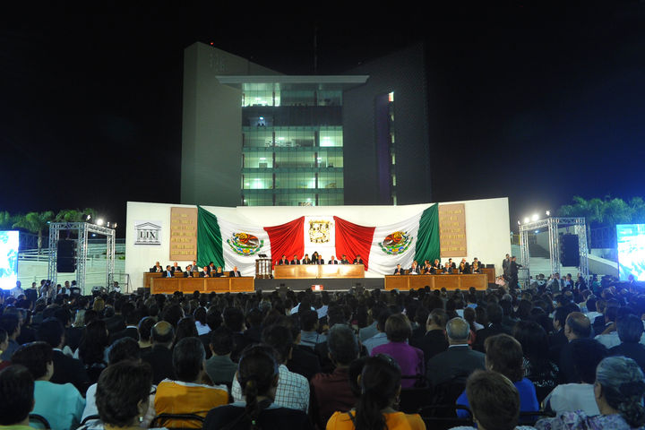 Histórica.- Anoche en la Plaza Mayor se realizó una Sesión Solemne del Congreso del Estado. 