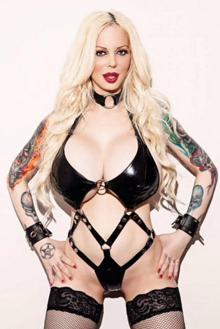 En esta ocasión Sabrina está causando polémica ya que aparte de quitarse todo, muestra poses que remarcan su afición al sadomasoquismo y a la pornografía. (ESPECIAL)