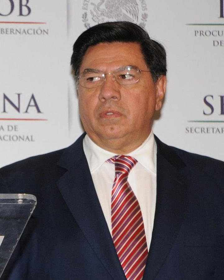 Osorio Chong aseguró que sólo existe una investigación en contra de quien fuera coordinador de campaña de Fausto Vallejo, y se llegará hasta la última consecuencia. (ARCHIVO)