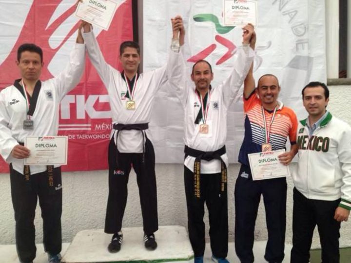 El profesor Salvador Carrillo dio un paso más hacia su participación en el Campeonato Mundial de Formas de Tae Kwon Do.