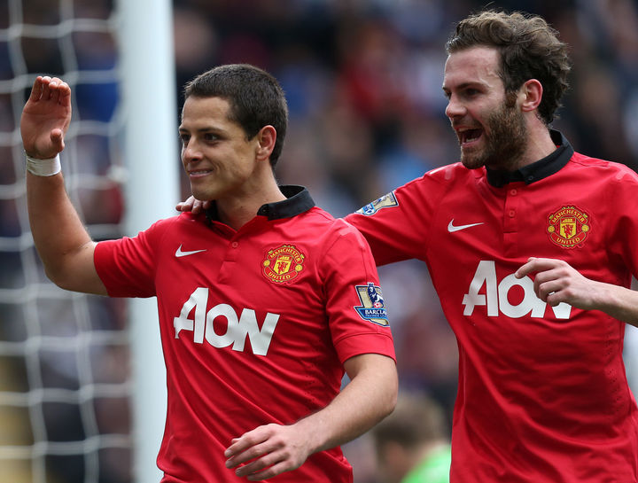 El delantero Javier 'Chicharito' Hernández volvió a hacer de las suyas al marcar el tercer gol para el Manchester United que deja en clara desventaja a su rival el Newcastle. (AP)