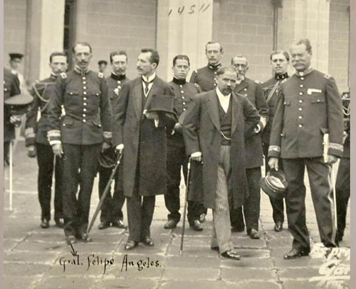 Con el presidente Francisco I. Madero y Pino Suárez, en el Heroico Colegio Militar.