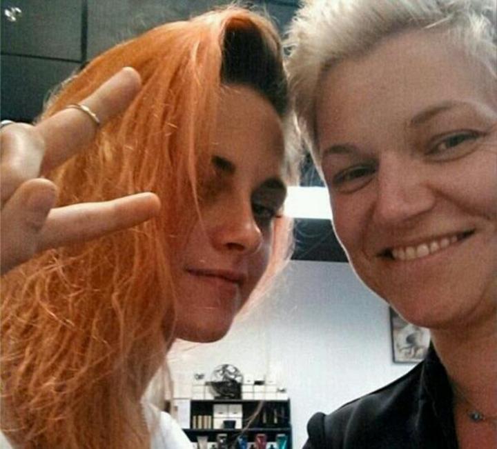 La joven actriz ahora luce un color naranja en su cabeza, que hace contraste con sus ojos verdes. (Twitter)
