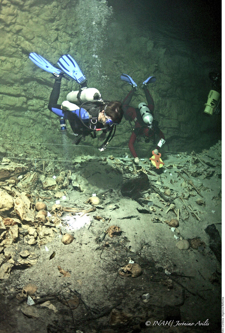 Descubrimiento. Decenas de esqueletos hallados en el cenote Las Calaveras, de Quintana Roo.