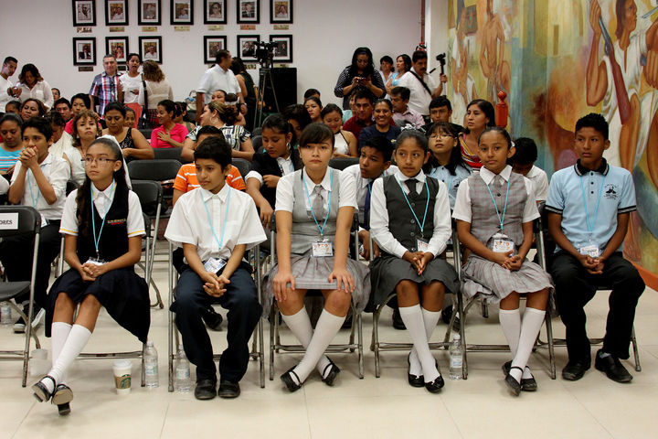 Estudiantes. Alumnos que cursan el sexto grado de primaria participan en el Cuarto Parlamento Infantil 2014.