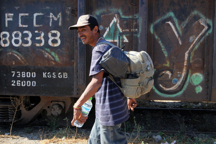 Espera. Migrantes originarios de Honduras y El Salvador que se dirigen a Estados Unidos, esperan la llegada del tren. 