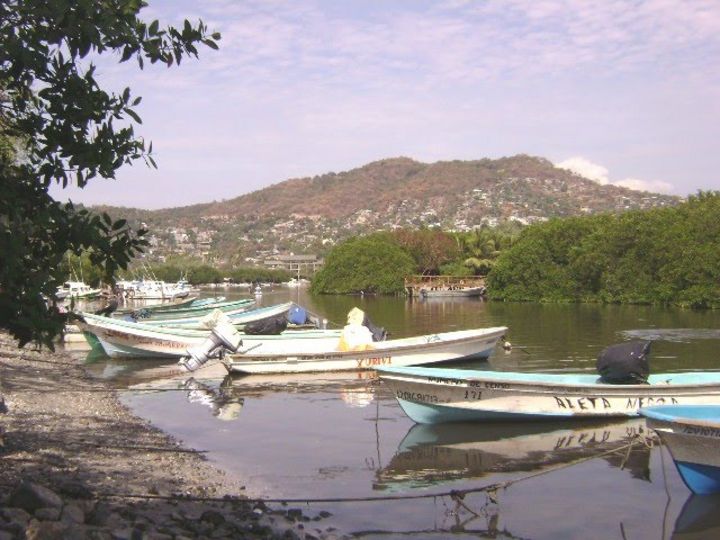Atracadero. En la imagen se observan los botes de pescadores que tienen su base de operaciones en la laguna de Las Salinas.
