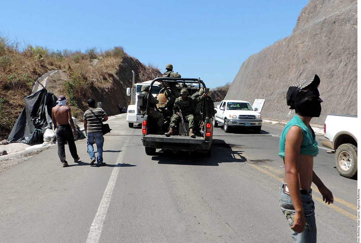 Recorren. Imagen de integrantes de autodefensas en Michoacán. (Agencia Reforma) 