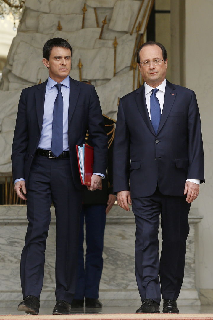 Ministros.  El primer ministro francés, Manuel Valls (izq.), y el presidente francés, Francois Hollande (der.), saliendo del palacio.