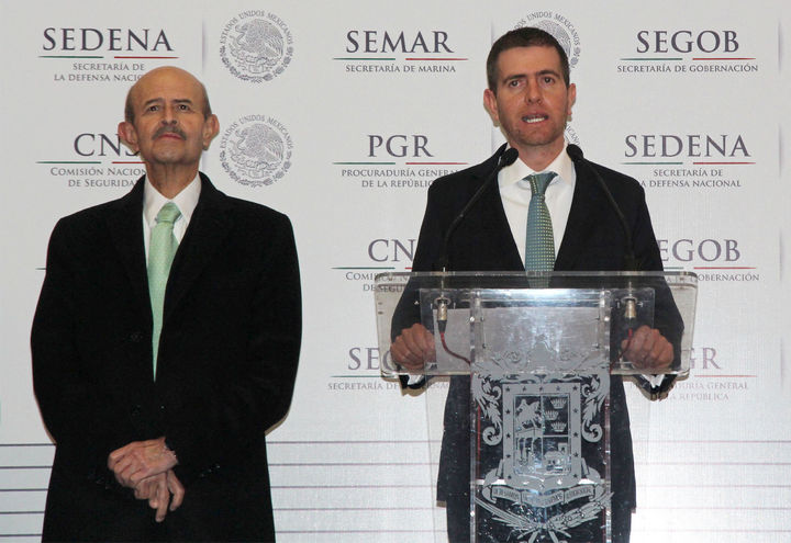 Conferencia. El comisionado para la Seguridad y el Desarrollo de Michoacán, Alfredo Castillo (der.), y Fausto Vallejo (izq.).