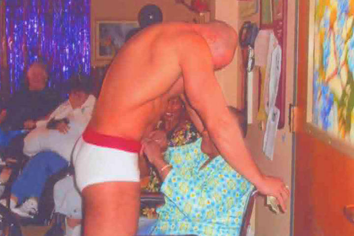 La señora Younglood fue fotografiada por empleados mientras bailaba con el musculoso bailarín. (ESPECIAL)