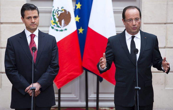 Conferencia. El presidente francés François Hollande (der.) y el presidente de México, Enrique Peña Nieto, en un foro de 2012.