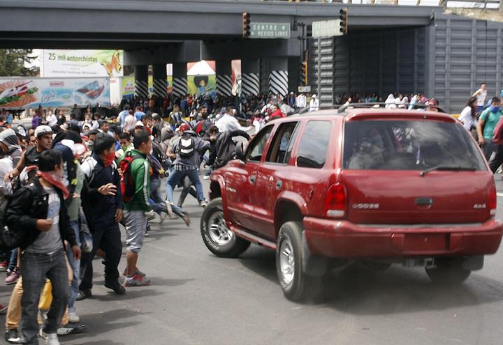 Camioneta embiste a normalistas en Morelia