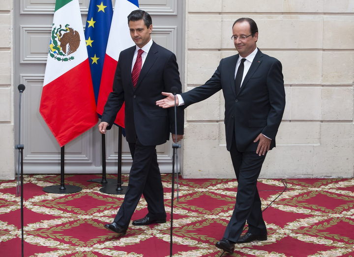 Visita. El presidente francés François Hollande (der.) y el presidente Enrique Peña Nieto, ofrecen una conferencia en París (2012).