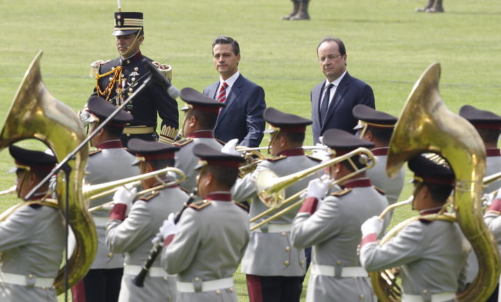 El presidente de México, Enrique Peña Nieto, recibió hoy a su homologo de Francia en el Campo Marte de la Ciudad de México. (EFE) 