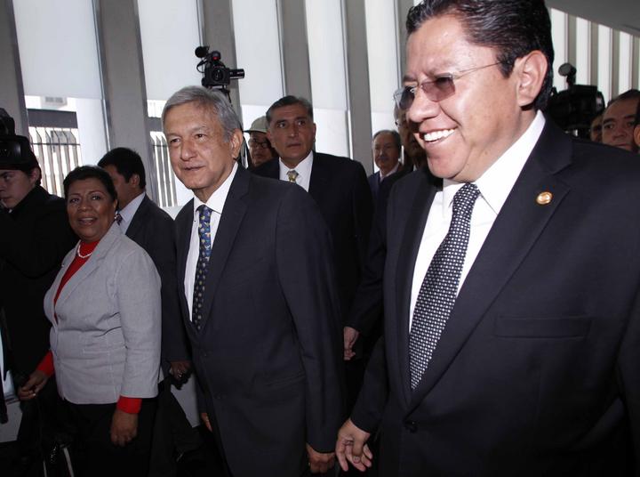 López Obrador acudió al Senado para pedir el formato de firmas para solicitar una consulta ciudadana en materia energética. (El Universal) 