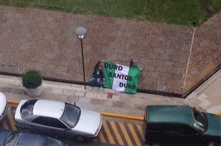 Aficionados apoyando a los Guerreros a las afueras del hotel en Argentina. (Twitter)