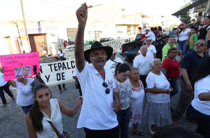 Líder. El dirigente de los grupos de autodefensas de Michoacán, José Manuel Mireles, saludando.