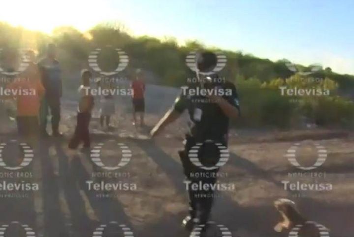 Detenido. Alejandro Valdez, de Televisa Hermosillo, resultó con tres excoriaciones en el área del cuello, después de ser detenido.