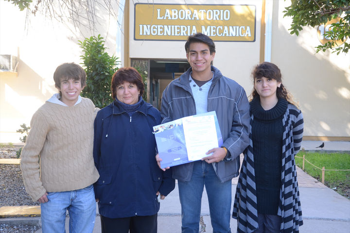 Resultados. Diana Quiroz Casillas, Daniel Martínez Barba y Francisco Valladares junto a Sandra Casillas tras ganar el foro nacional realizado en Mazatlán en 2013.