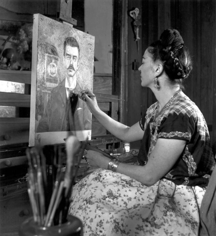 Frida pintando Retrato de mi padre, 1951. (foto: Giséle Freund)