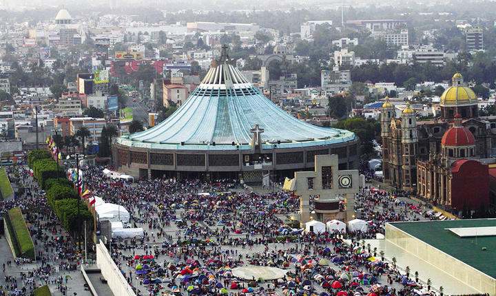 La nueva Basílica de Santa María de Guadalupe, México, 1976.