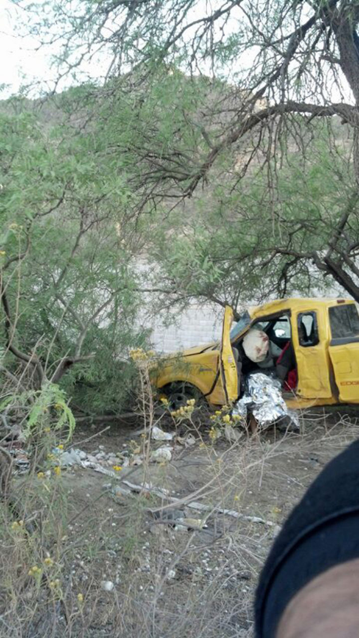 Fatal. Un joven murió al chocar con su camioneta en un mezquite en un camino vecinal de Cuencamé.