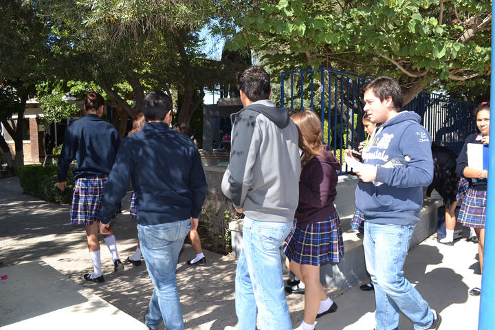 Escuela. En la imagen aparecen estudiantes de nivel medio superior, que pasean por los jardines de una institución educativa. 