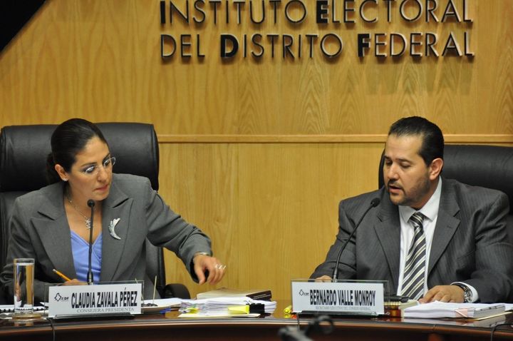 Sesión. La consejera presidente Claudia Zavala Pérez y el secretario ejecutivo Bernardo Valle Monroy del IEDF, durante sesión.