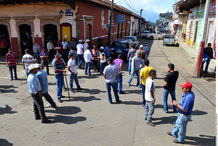 Avanzan. Grupos de autodefensas ingresaron ayer sábado al Municipio de Tingambato, una localidad indígena cercana a Uruapan.