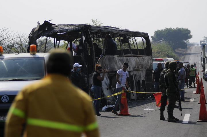 Autoridades inspeccionan los restos del autobús turístico en donde al menos 36 personas murieron esta madrugada. (EFE)