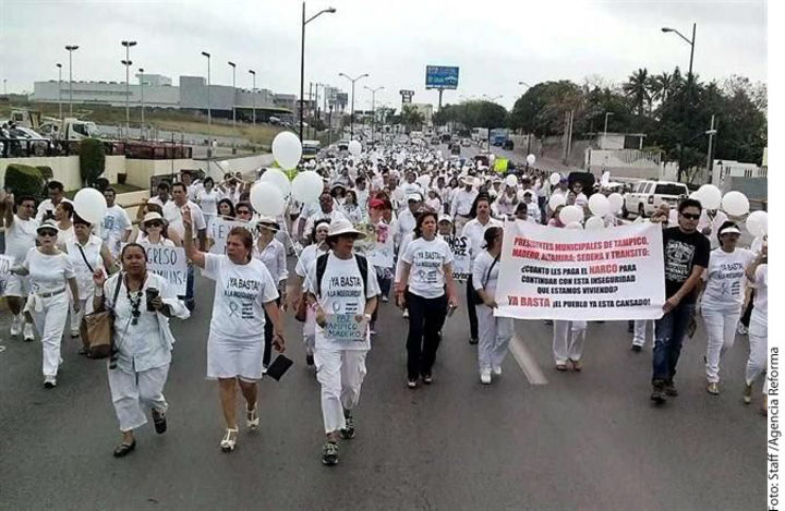 Protesta. Para exigir el freno a la violencia y eficiencia de las autoridades, más de mil personas realizaron una marcha por la paz.