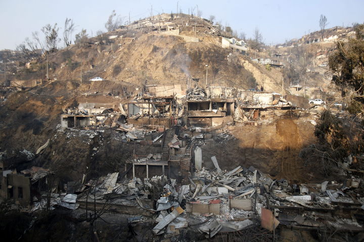 Daños.  Vista del Cerro Las Cañas, después de un incendio en la ciudad de Valparaíso; en horas las casas de 5 cerros quedaron calcinadas.