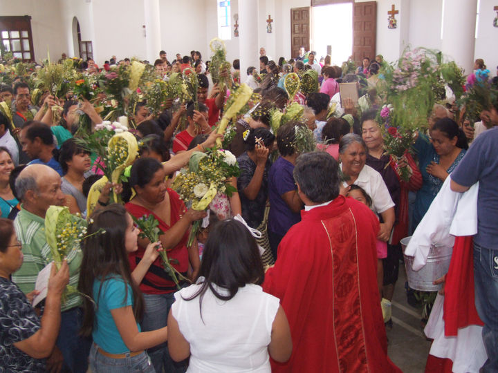 Devotos. Cientos de feligreses se congregaron en la iglesia del Sagrado Corazón para participar de la bendición de los ramos, ritual que da inicio a la Semana Santa.
