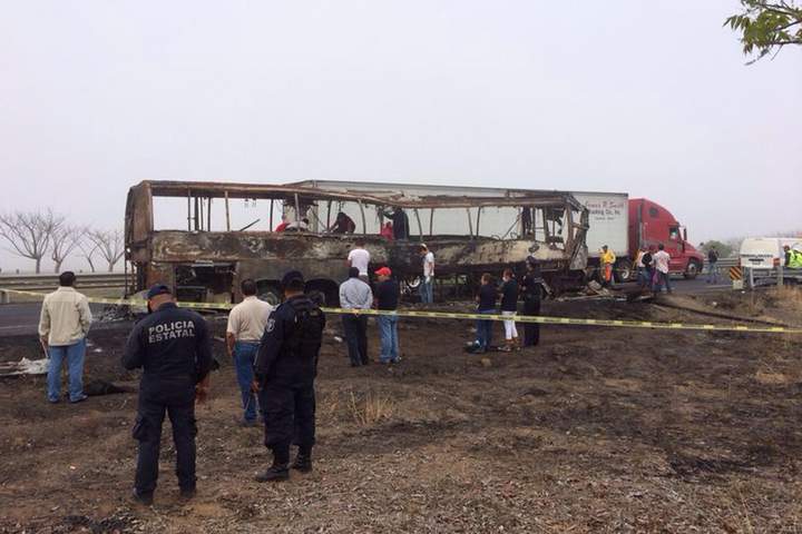 Se incendia. Un accidente automovilístico se registró la madrugada de ayer domingo en la carretera a Cosamaloapan-Acayucan.