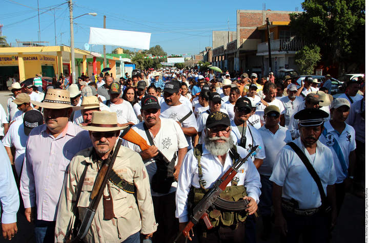 Marchan. Grupos de autodefensas marchan mientras avanzan por el estado de Michoacán.