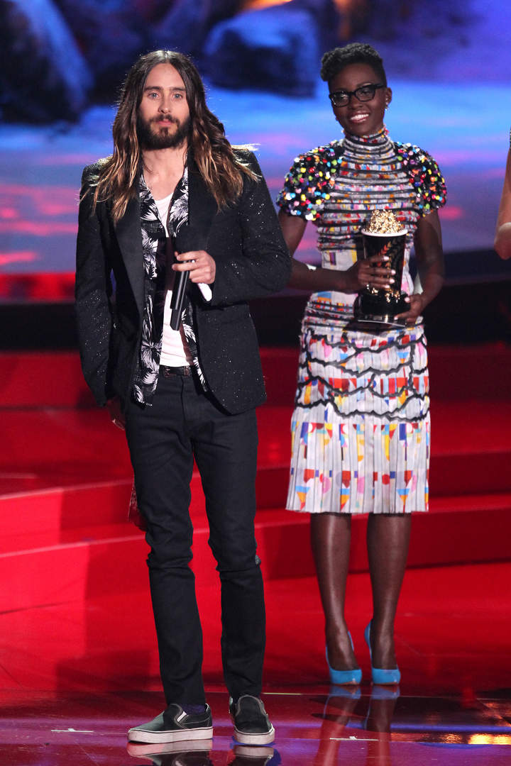 Se luce. Lupita Nyong’o entregó a Jared Leto el premio aMejor Transformación.