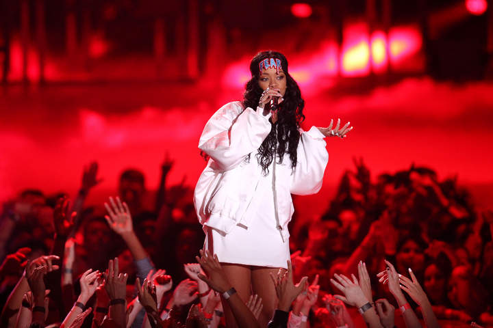 Música. Rihanna subió al escenario para ambientar la premiación junto a Eminem.