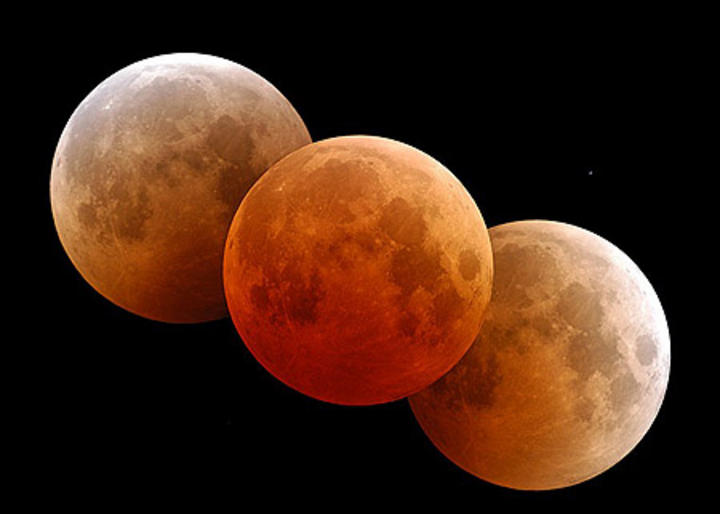 Por la madrugada se podrá observar un eclipse lunar total que provocará que la Luna se tiña de rojo. 