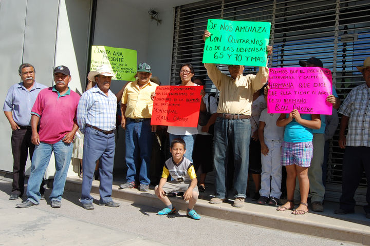 Manifestantes. Habitantes de Santa Ana del Pilar piden de manera pública al alcalde, Raúl Onofre, saque las manos del ejido.