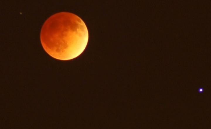 En Torreón, así se pudo apreciar el eclipse lunar la madrugada de hoy. (Ramón Sotomayor) 