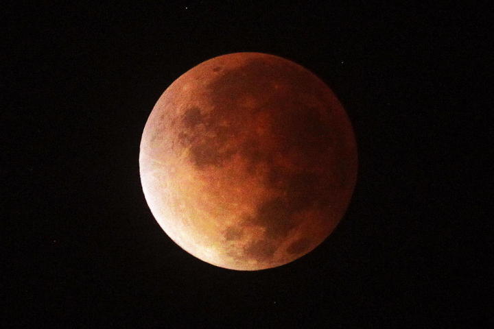 El fenómeno, el primero de una tétrada de lunas rojas que se repetirá prácticamente cada seis meses de aquí a octubre del próximo año, se produjo durante unas tres horas a partir de las 07:06 GMT y duró algo más de 75 minutos. (EFE)