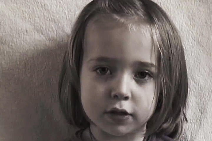 El cineasta compartió la vida de su hija de 14 años en un video de duración de cuatro minutos. (YouTube)