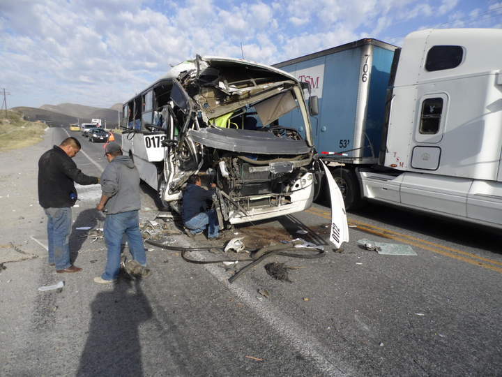 El transporte de personal de la empresa Tedepsa, llevaba a bordo 26 trabajadores de la empresa Chrysler, de los cuales 17 resultaron lesionados. (El Siglo de Torreón)
