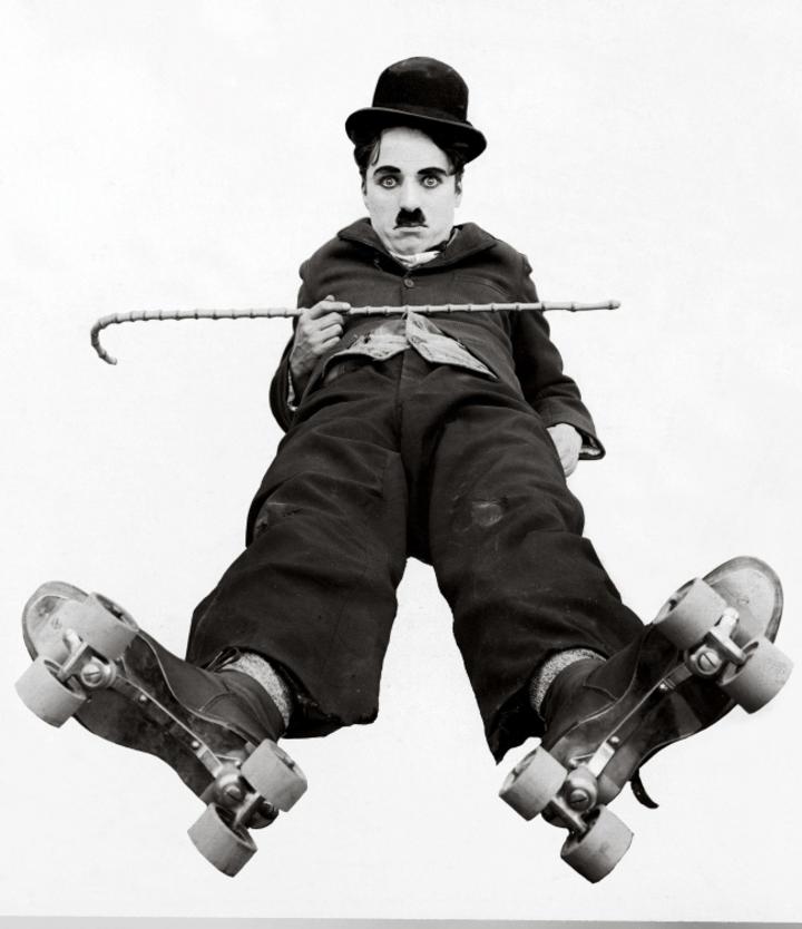 Chaplin perfeccionó un estilo personal de interpretación, derivado del payaso de circo y del mimo, combinando la elegancia acrobática, la expresividad del gesto y la elocuencia facial, con un sentido del ritmo impecable. (ARCHIVO)